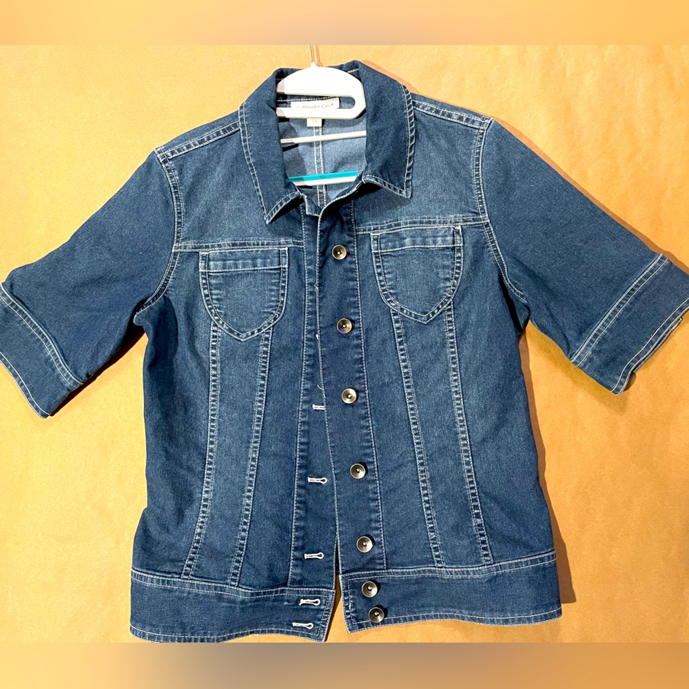 Light weight quarter sleeve denim jacket. Two top pockets